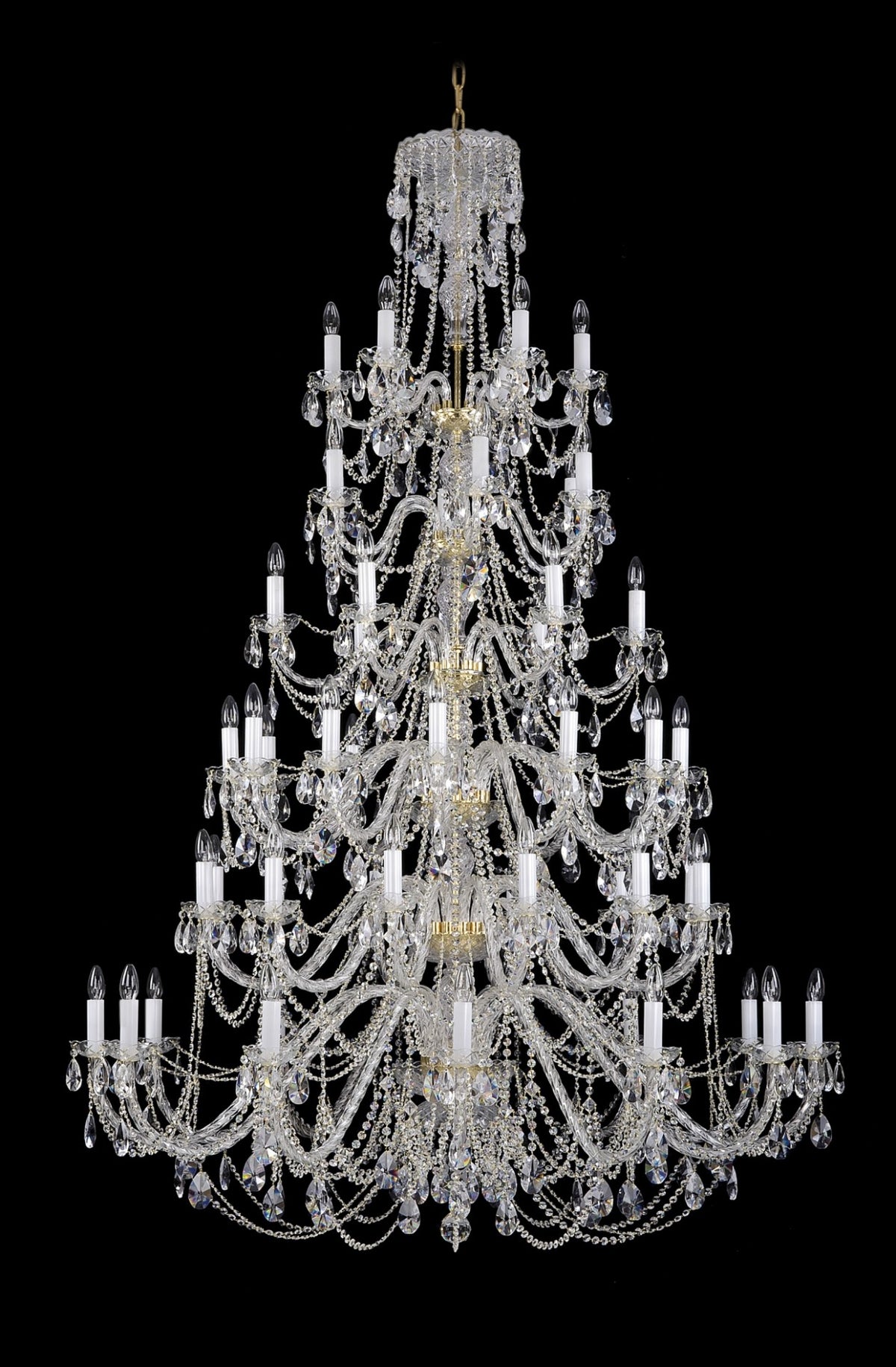 Lustre en cristal entier vu de face sur fond noir, nombreux bras lumineux