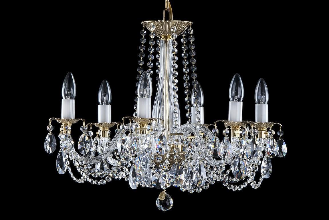 Lustre en cristal à six bras, face, fond noir, ampoules flamme allumées