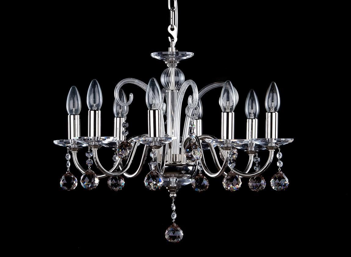 Lustre complet à huit bras vu de face, ampoules et pendentifs cristal