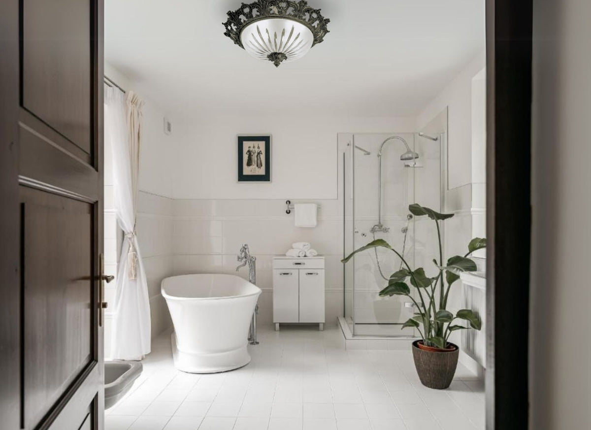 Luminaire installé au plafond d'une salle de bain blanche avec baignoire îlot et douche.
