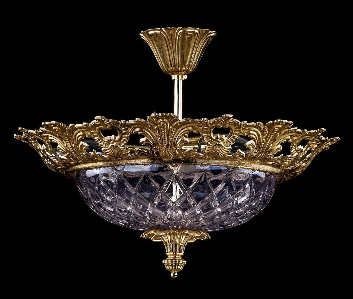Lustre plafonnier doré de face, cuvette en verre taillé et couronne ajourée dorée.