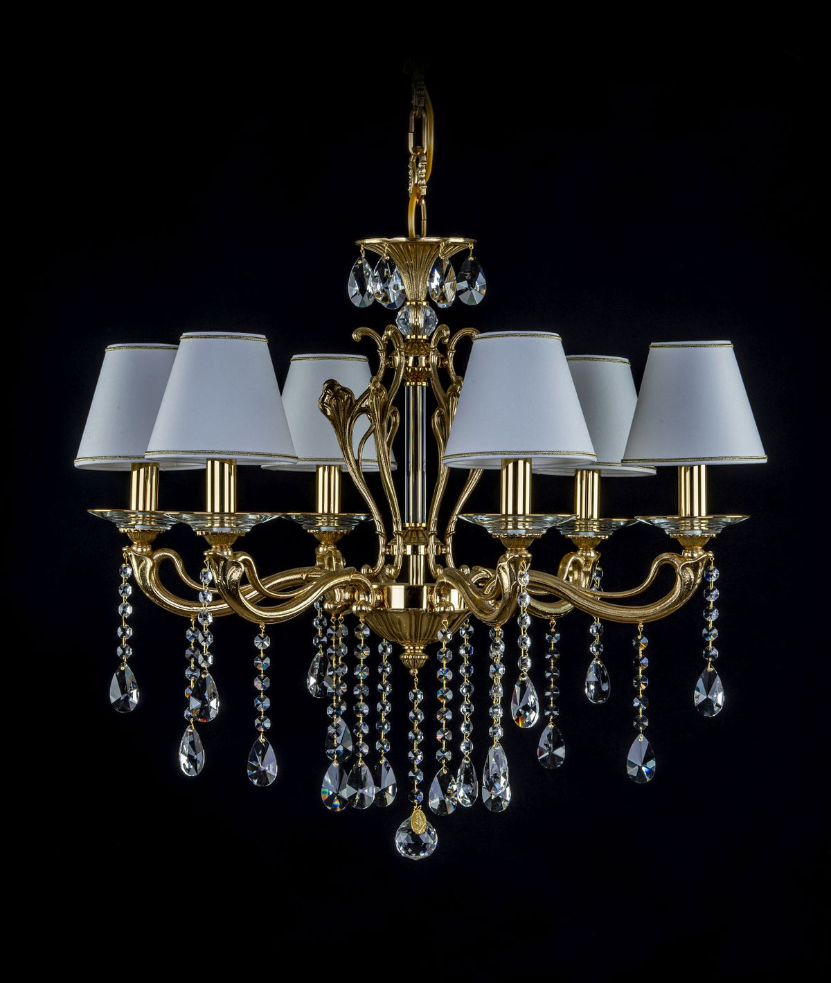 Lustre en laiton doré à huit bras, abat-jours blancs et pampilles de cristal, vue de face.