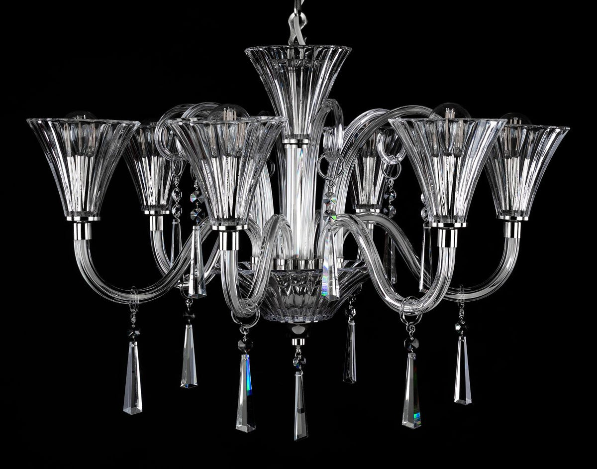 Lustre en verre transparent à plusieurs bras, face avant sur fond noir.