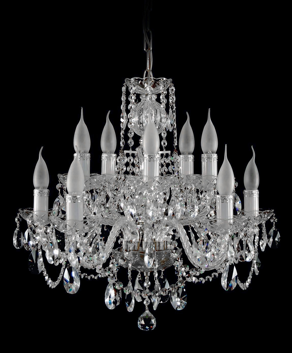 Vue de face du même lustre, monture argentée et pendeloques de cristal taillé