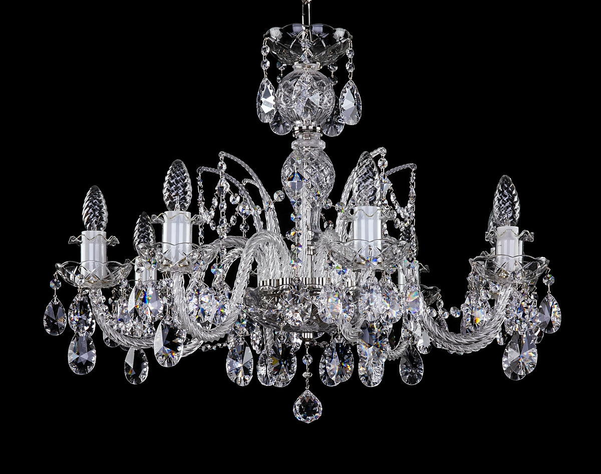 Lustre en cristal à six bras photographié de face sur fond noir