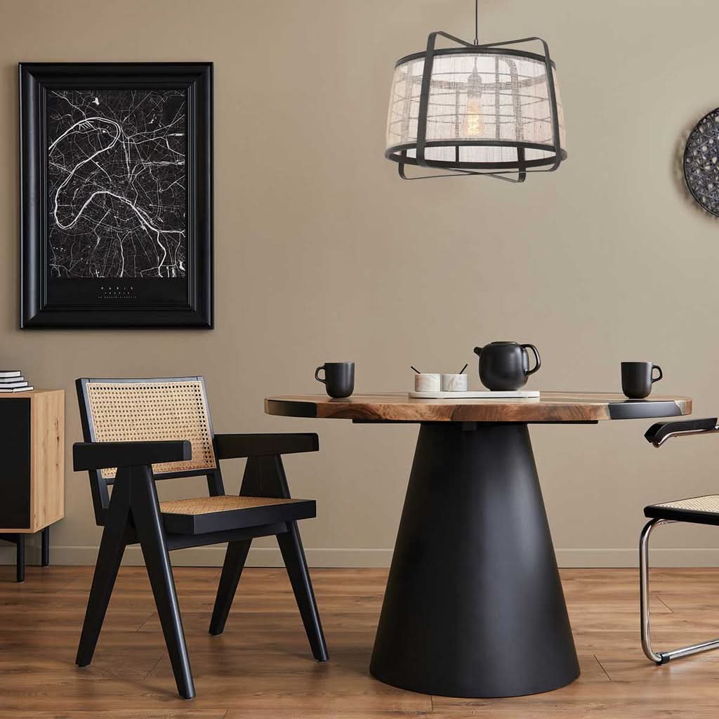 Mise en ambiance au-dessus d'une table ronde en bois et chaises cannées