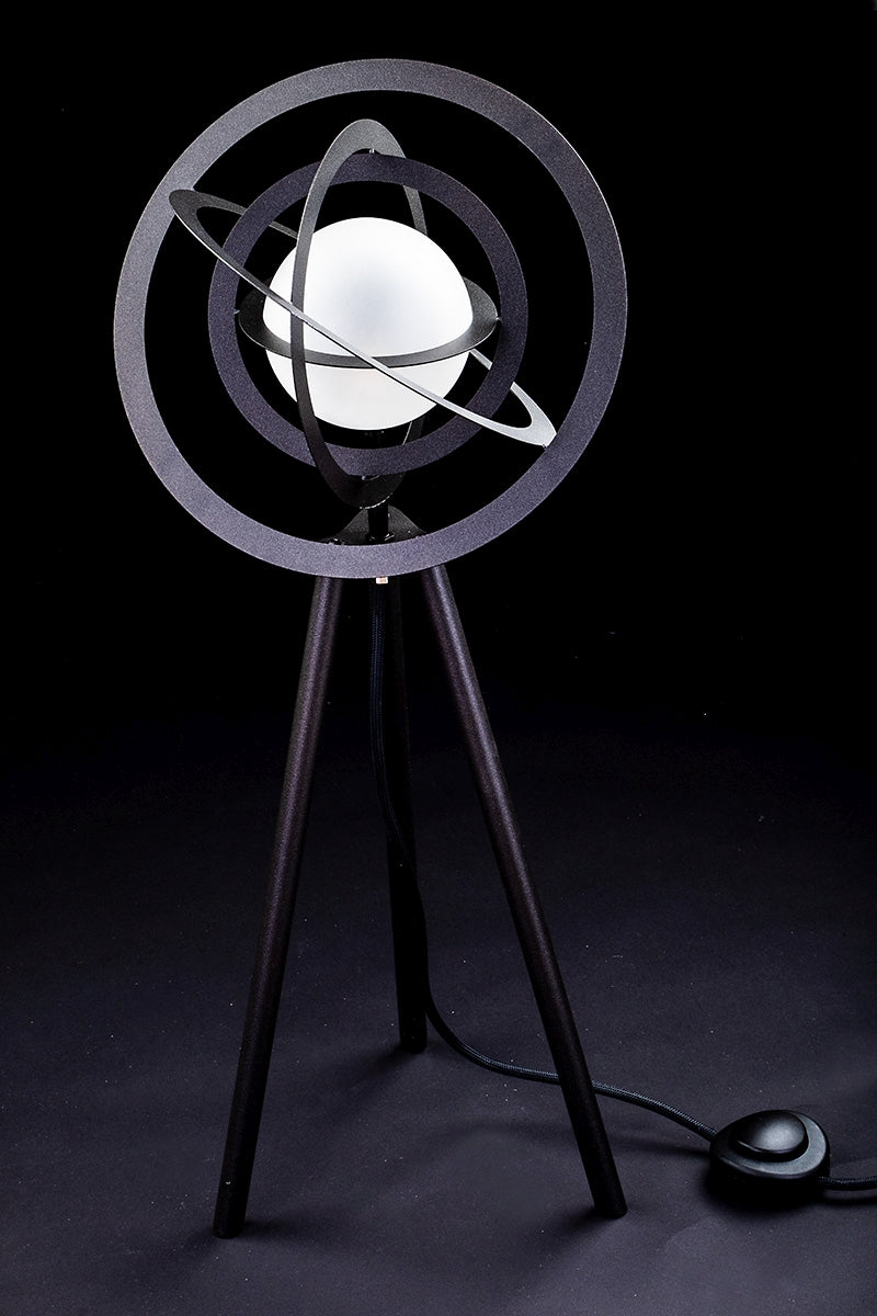 Lampadaire à trépied noir, sphère blanche entourée d'anneaux, variateur posé au sol