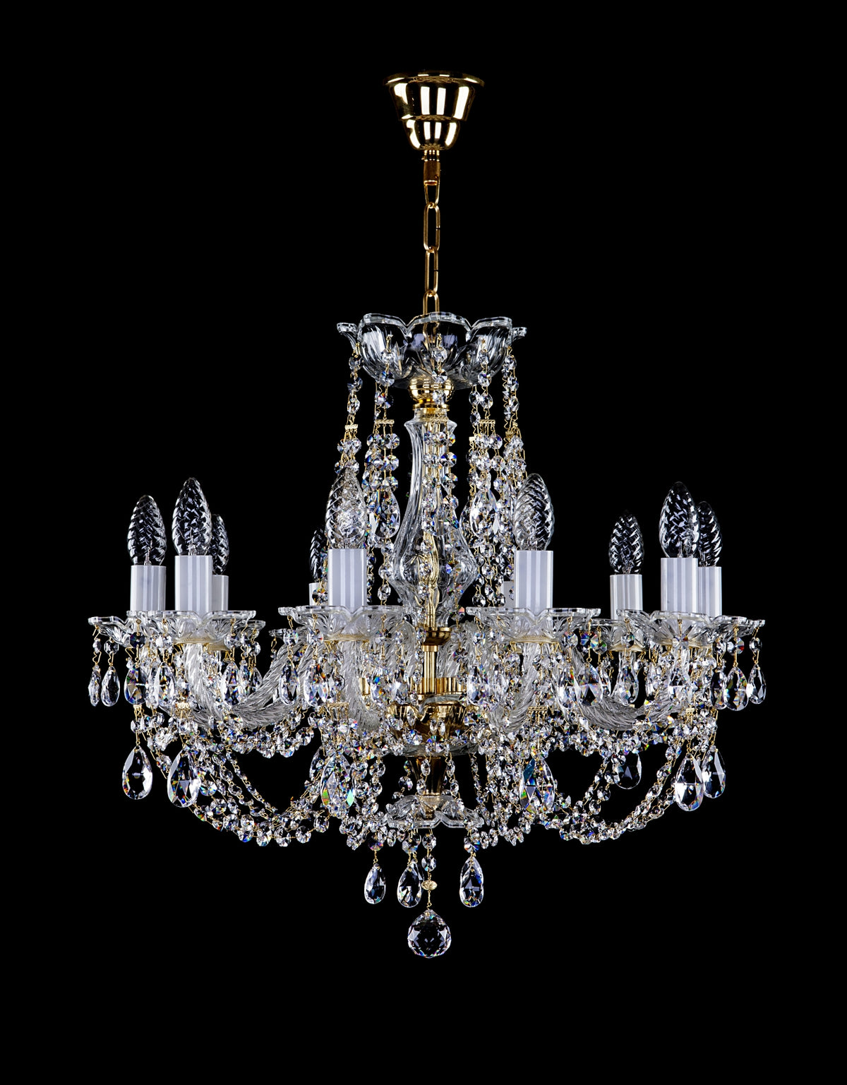Lustre en cristal entier vu de face sur fond noir, monture dorée et bras lumineux.