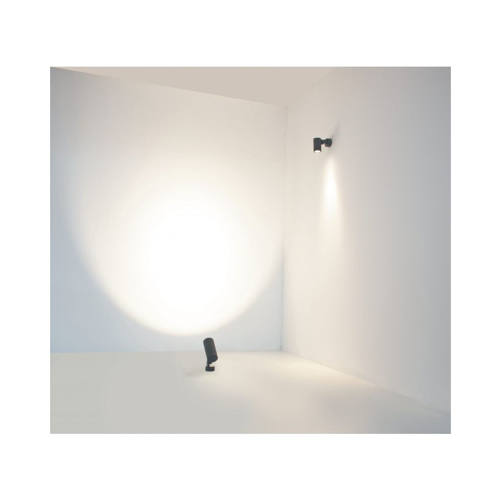 Mise en ambiance montrant le faisceau lumineux projeté sur un mur blanc.