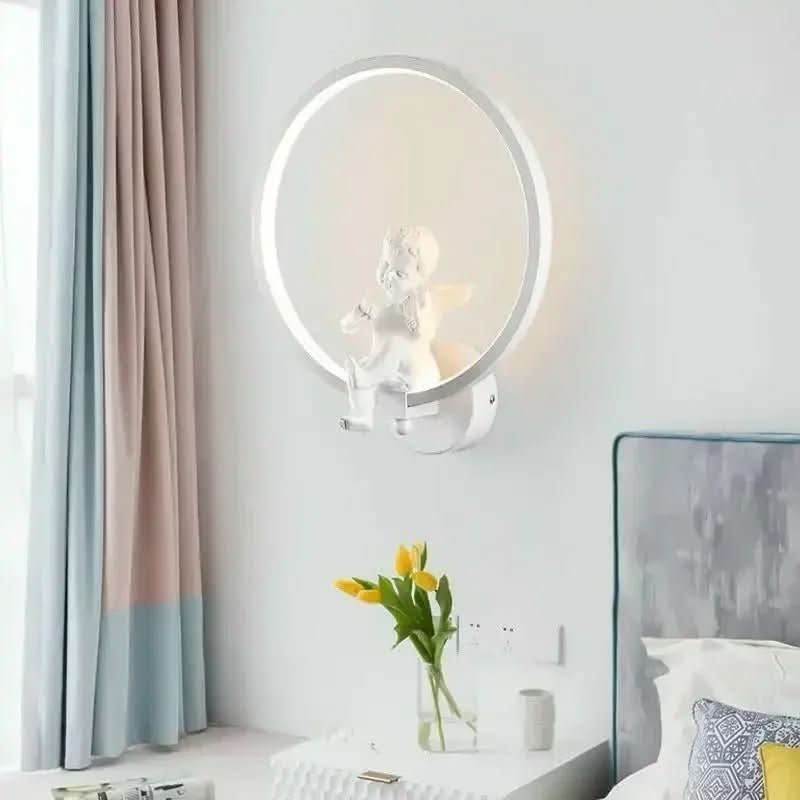 Mise en ambiance dans une chambre, applique blanche allumée au-dessus d'une table de nuit fleurie