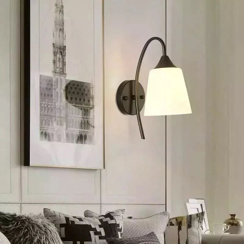 Version noire allumée devant un tableau encadré dans un salon