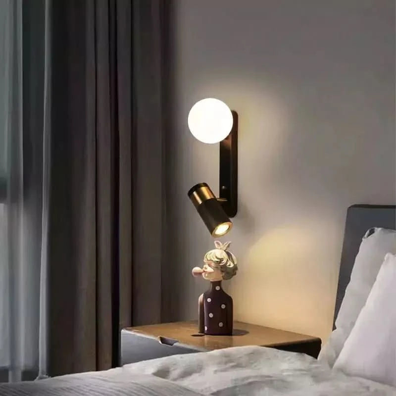 Mise en ambiance chambre avec applique éclairant table de nuit et figurine