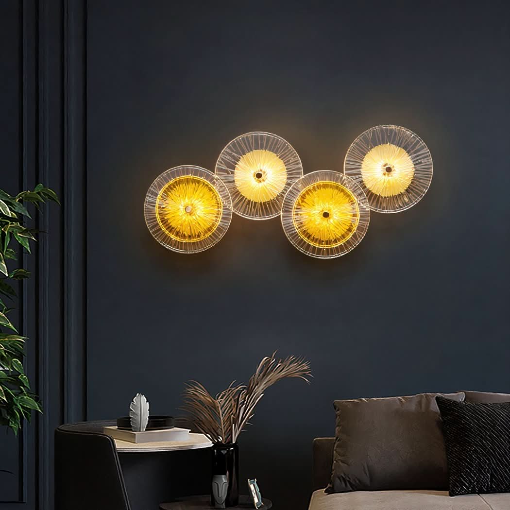 Applique murale dorée à quatre disques en verre, fixée sur un mur bleu nuit