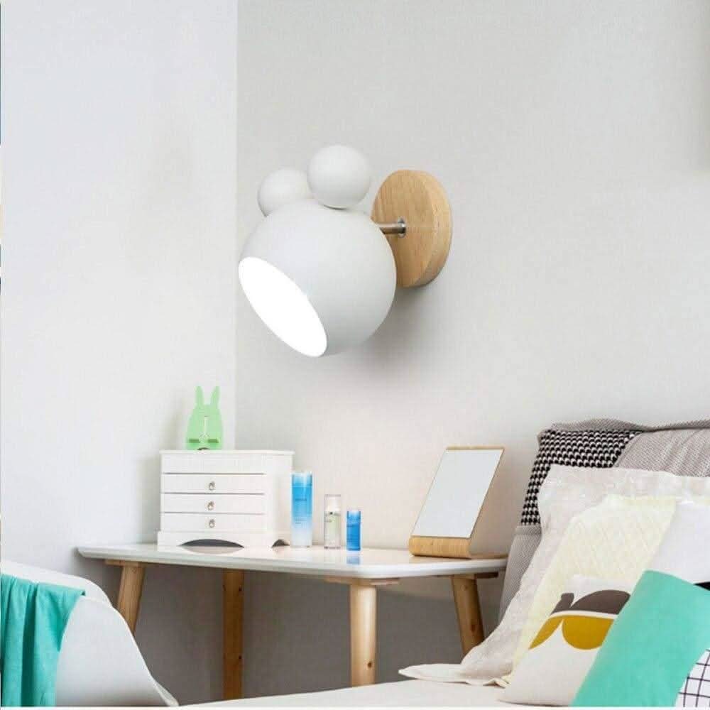 Applique murale blanche fixée au mur au-dessus d'une table, ambiance chambre enfantine