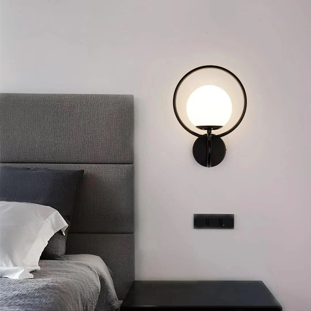 Vue de face de l'applique noire allumée au-dessus d'une tête de lit