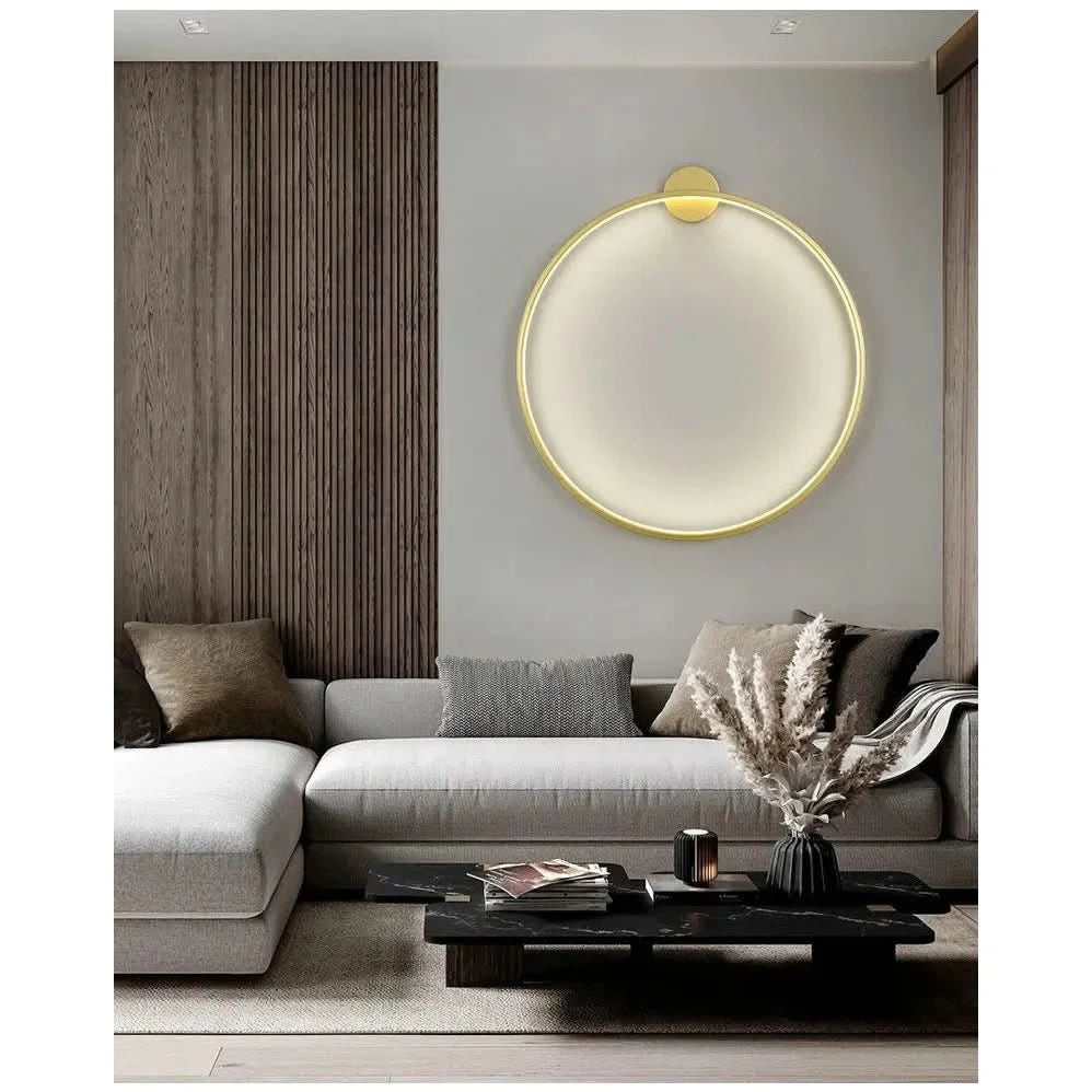 Version dorée allumée sur mur gris, devant canapé clair et parquet bois