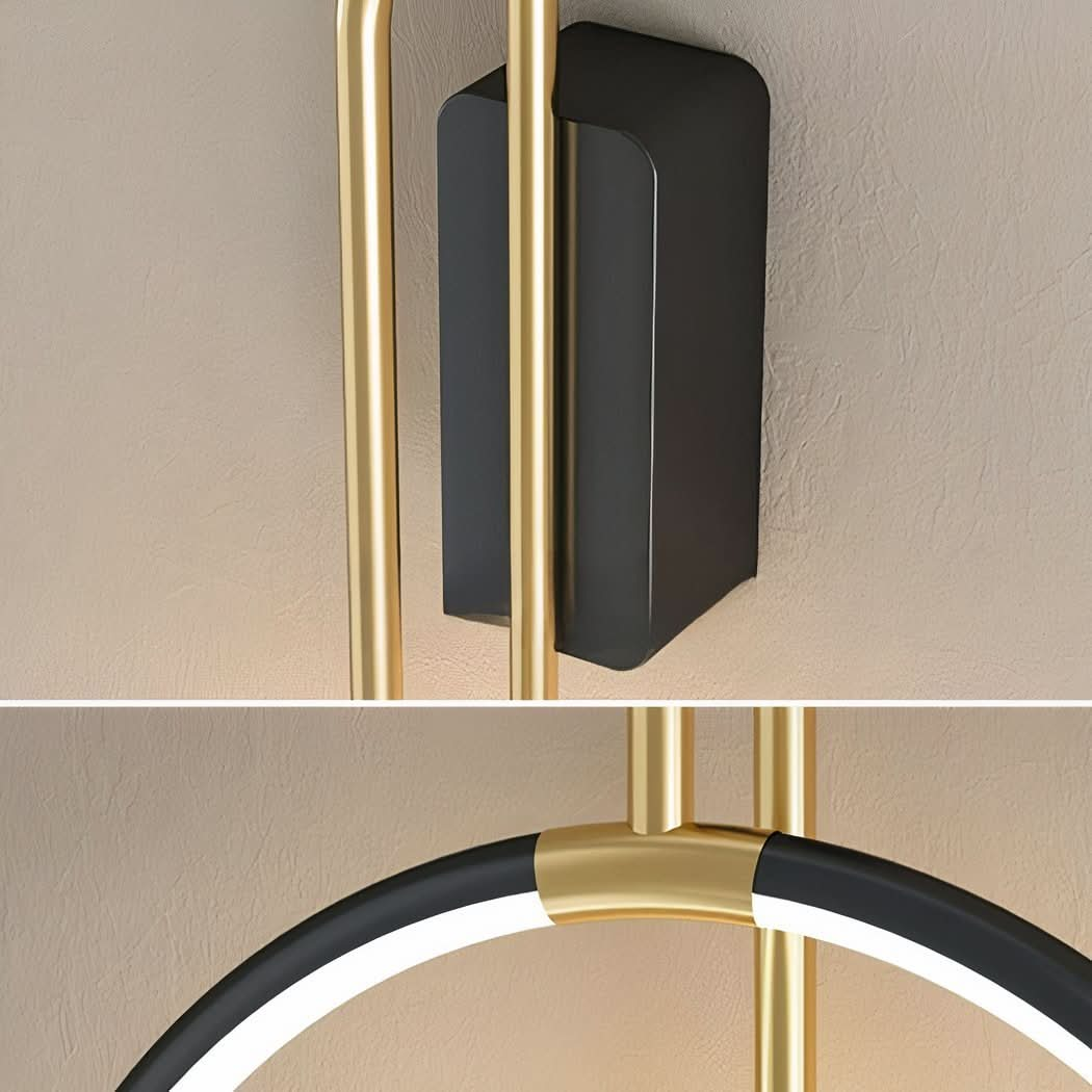 Détail de la fixation murale noire et de l'anneau lumineux avec bandeau LED.
