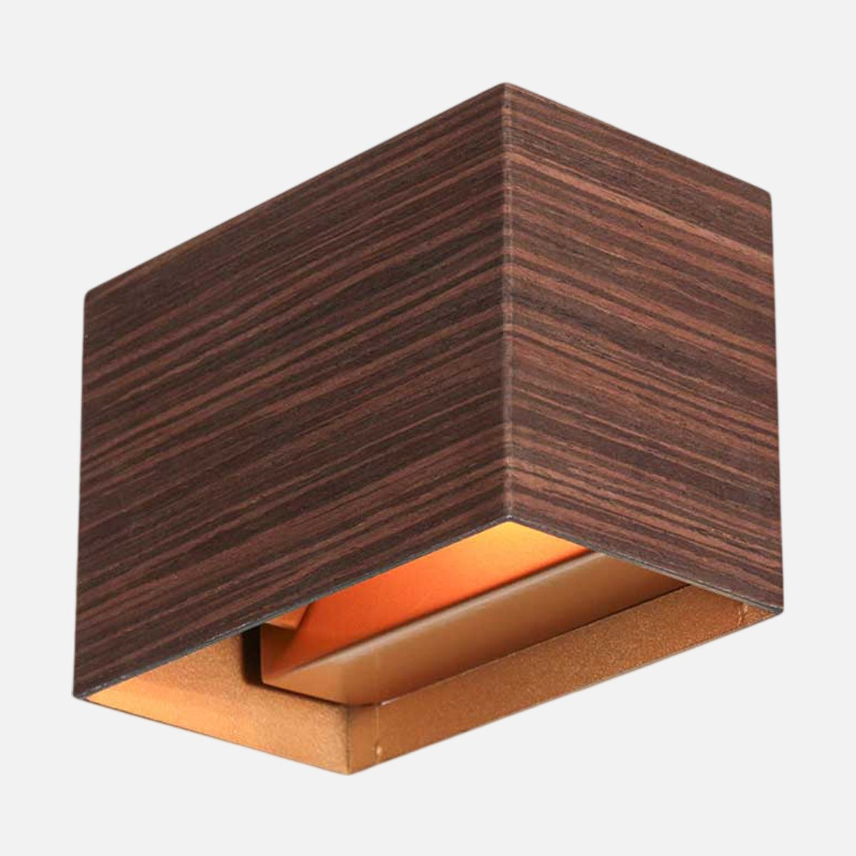 Vue trois quarts du luminaire cubique aspect bois, ouverture dorée orientée vers le bas