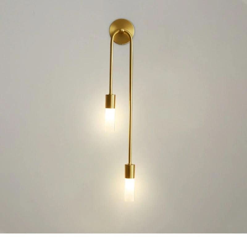 Vue produit de face du luminaire doré sur fond neutre, deux sources allumées