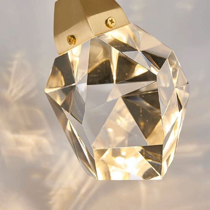 Gros plan du globe en verre facetté diffusant une lumière chaude