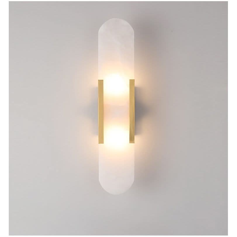 Vue de face du luminaire : verre opalin et deux anneaux métalliques dorés