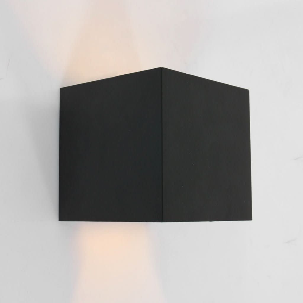 Vue de face d'une applique murale noire rectangulaire éclairant vers le haut et le bas