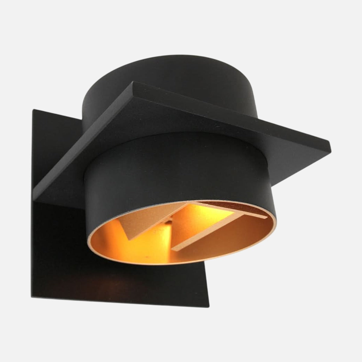 Vue de trois quarts du luminaire mural noir, abat-jour cylindrique doré à l'intérieur
