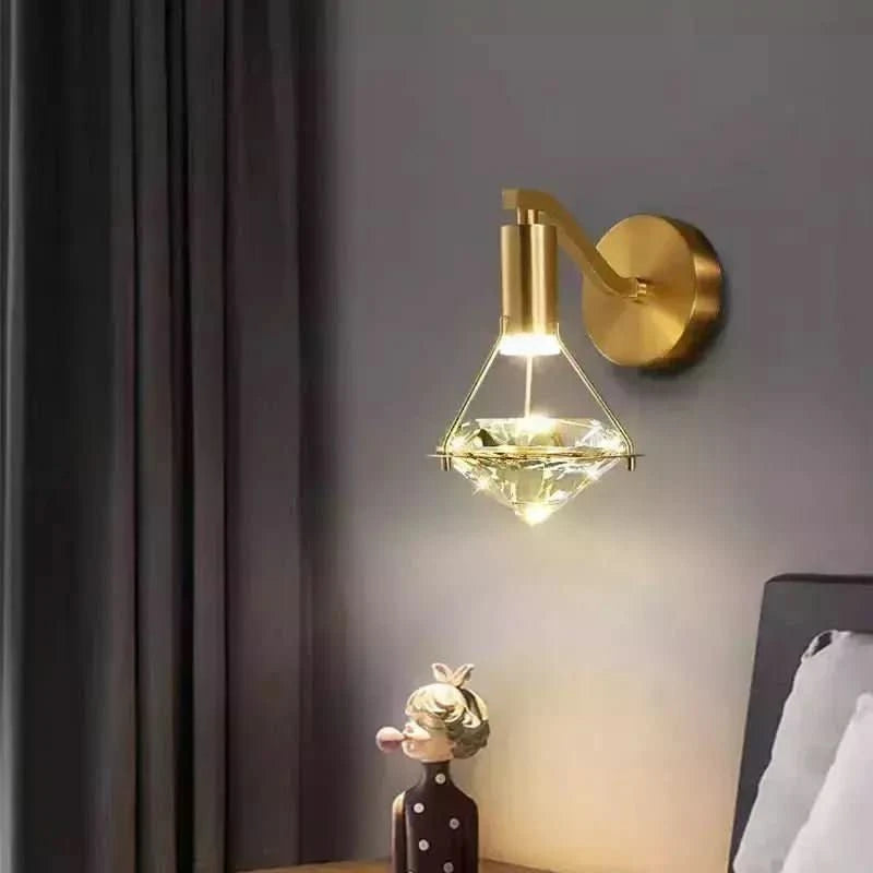 Mise en ambiance chambre sombre, applique allumée au-dessus d'une table de nuit et figurine