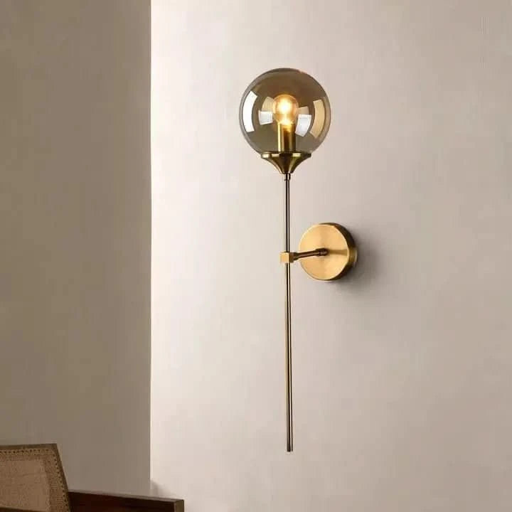 Applique murale verre fumé transparent et tige dorée, ampoule LED visible – Designix