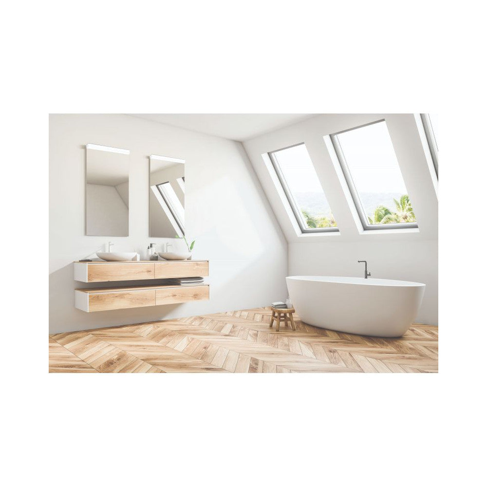 Mise en ambiance dans une salle de bain, appliques linéaires fixées au-dessus de deux miroirs.