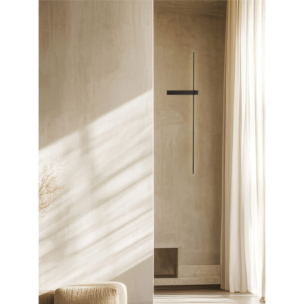 Ambiance intérieure chaleureuse, applique murale noire sur mur beige près de rideaux clairs