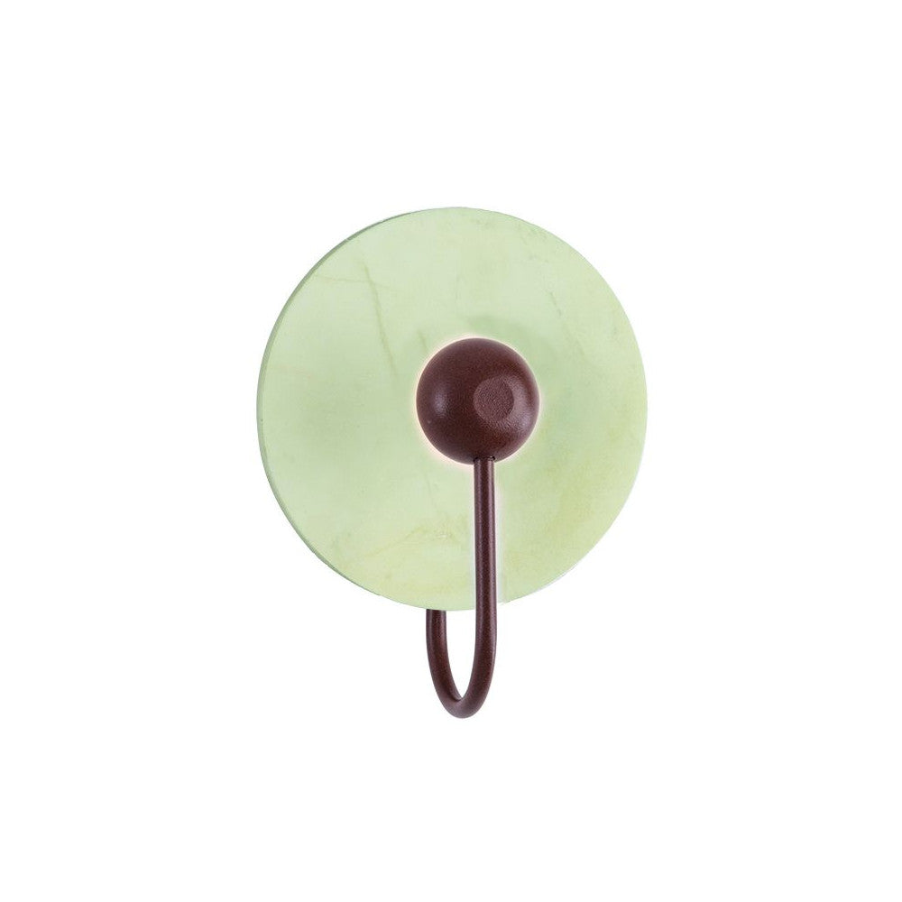 Vue de face de l'applique ronde en marbre clair avec sphère et tige corten.