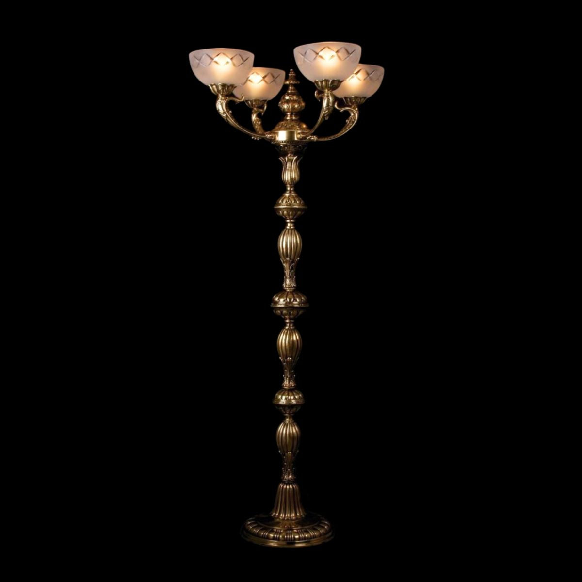 Lampadaire doré à quatre bras vu en entier, de face sur fond noir