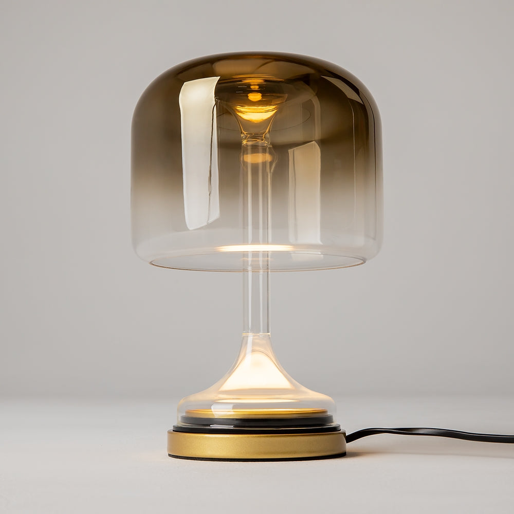 Lampe allumée de face, verre ambré dégradé laissant voir la douille interne