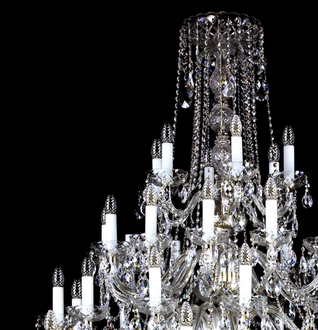 Gros plan sur la colonne centrale et les pendentifs en cristal du lustre.