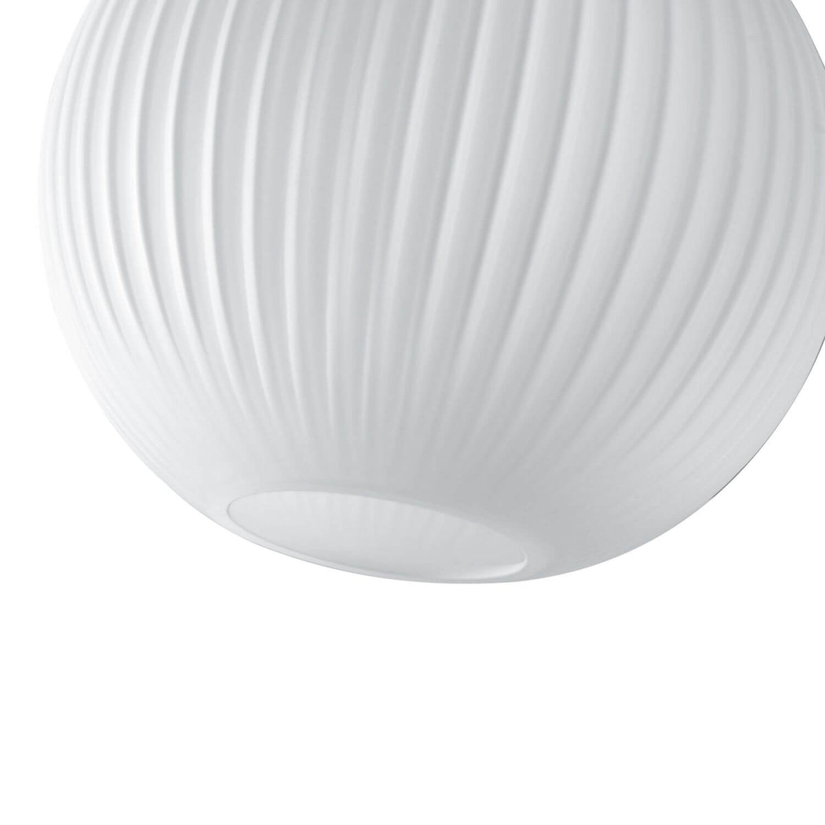 Détail du globe en verre blanc à côtes verticales et ouverture inférieure