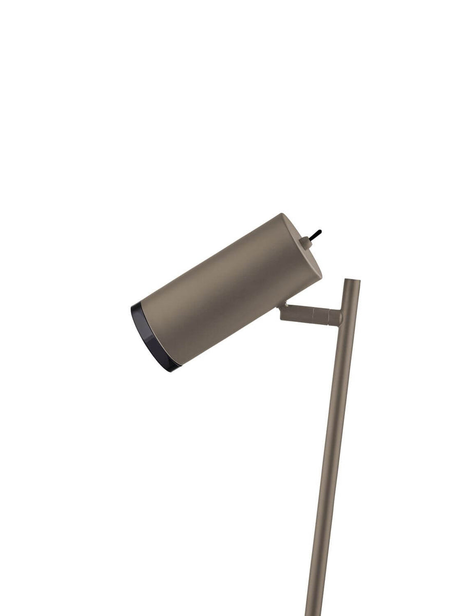 Gros plan sur la tête cylindrique taupe, son articulation et le câble apparent