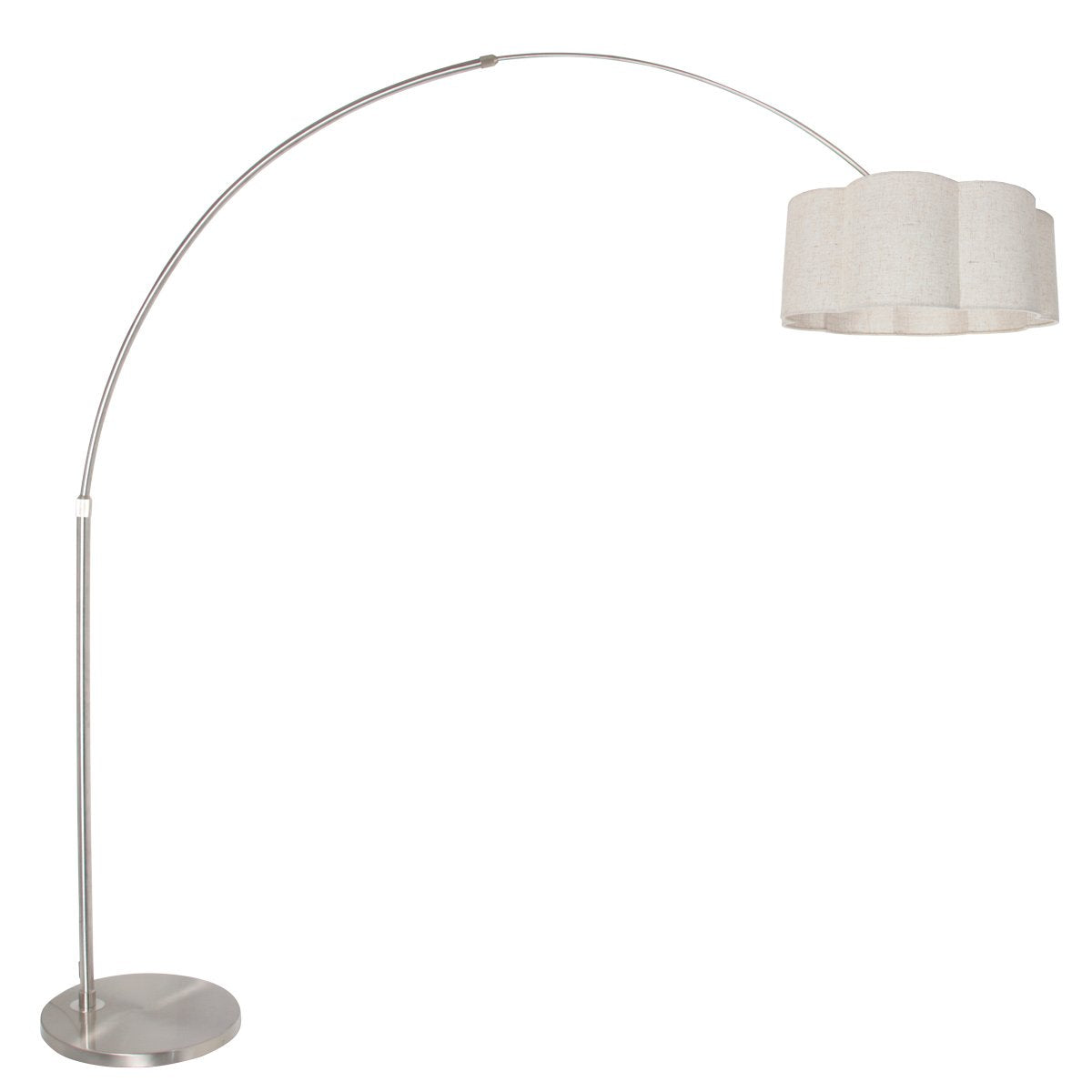 Lampadaire arc argenté vu de face avec abat-jour crème sur base ronde