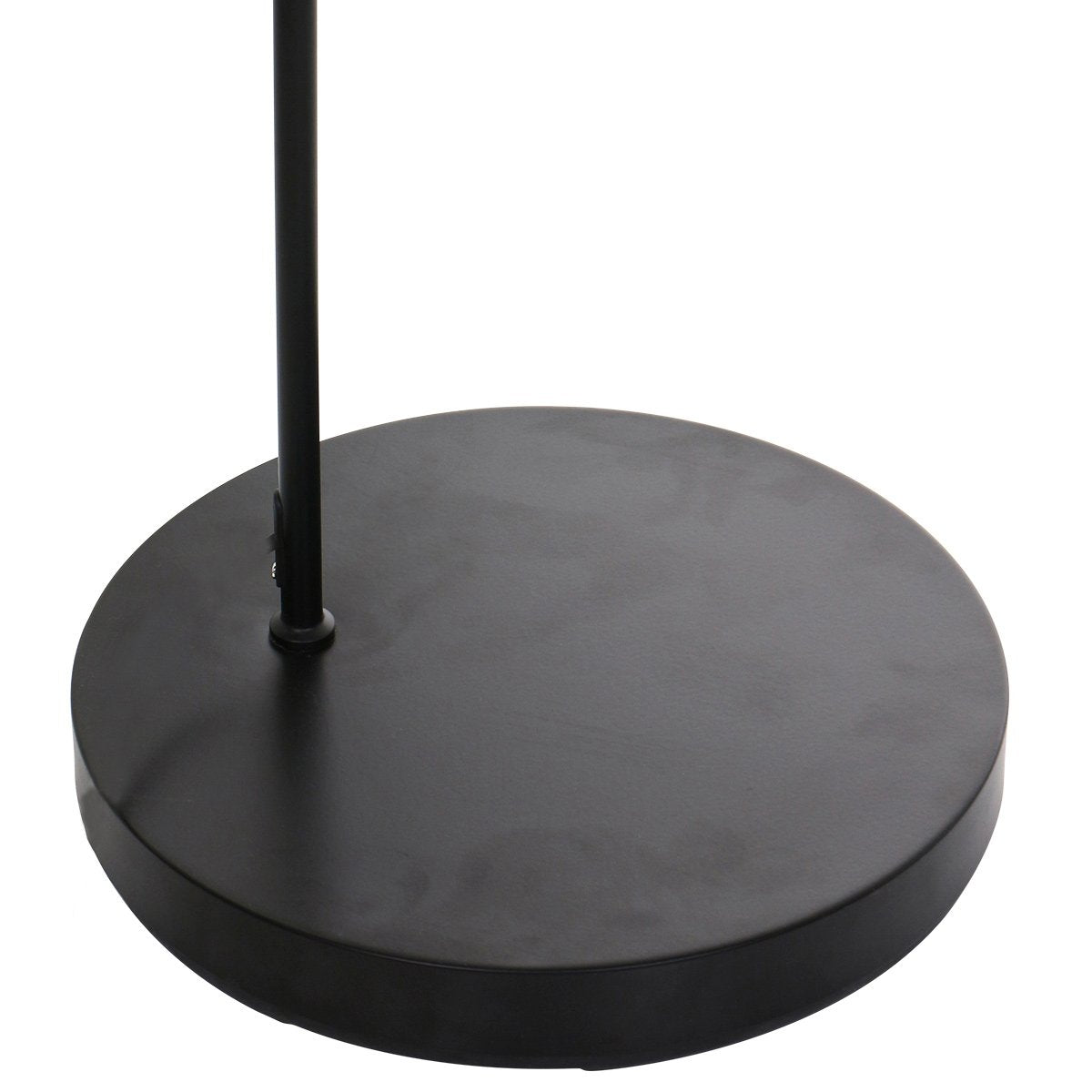 Gros plan de la base ronde et plate en métal noir du lampadaire
