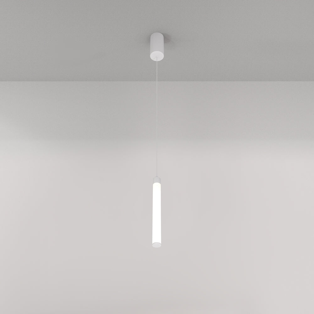 Luminaire suspendu blanc éteint, tube vertical fin sous un plafond gris clair