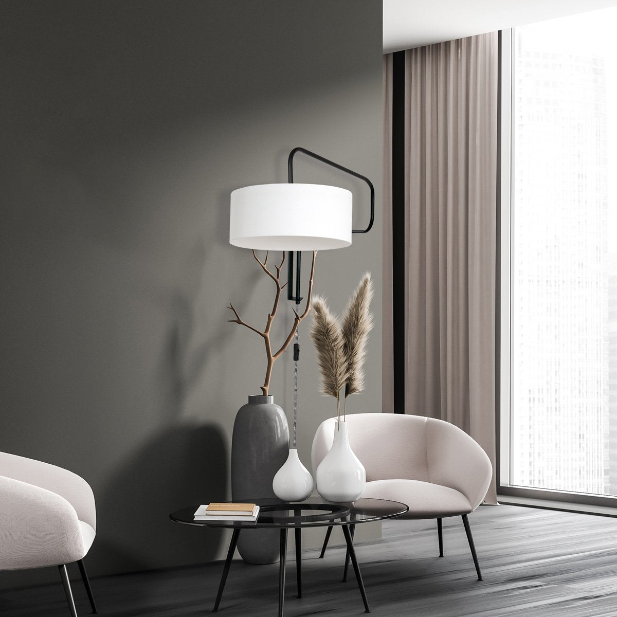 Mise en ambiance : applique murale noire allumée au-dessus d'une table basse avec vases et fauteuils.