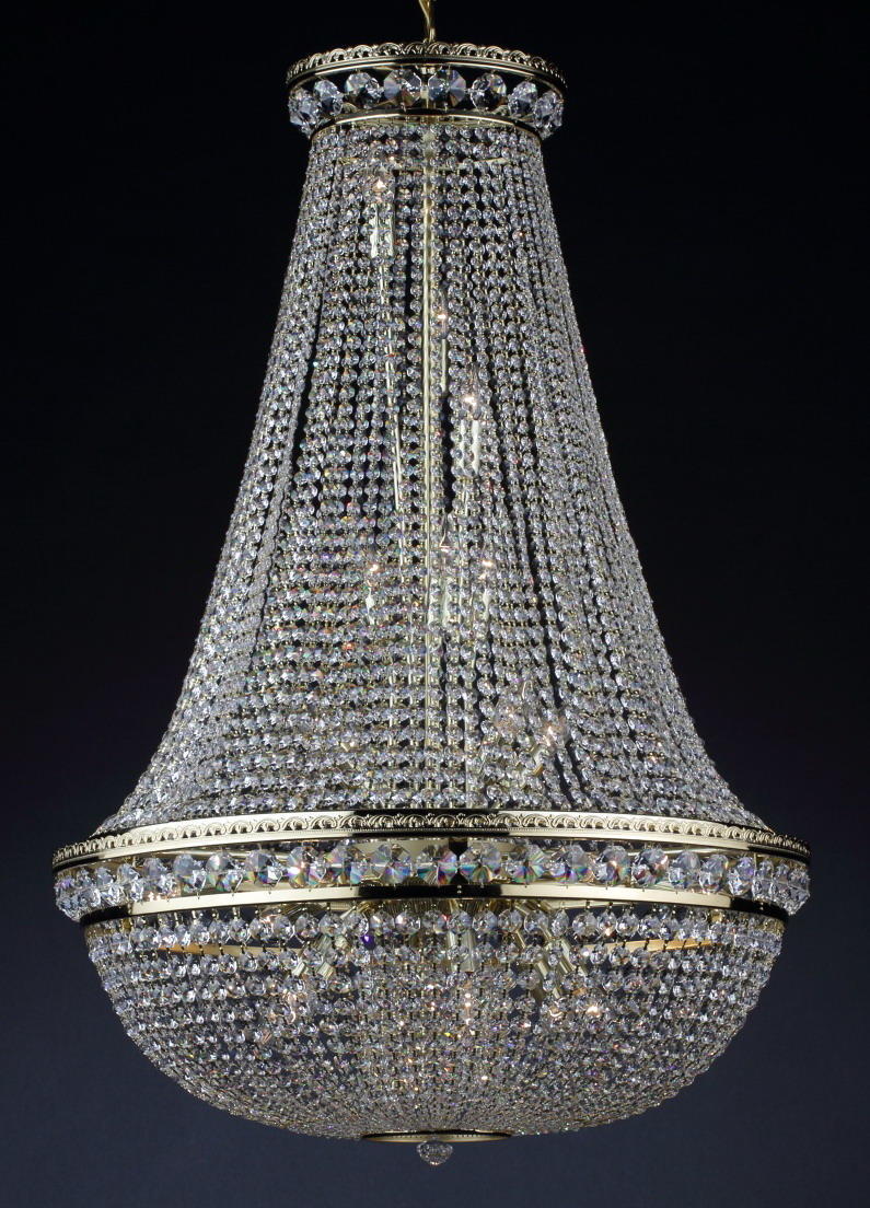 Lustre en cristal de forme corbeille, présenté de face sur fond noir uni