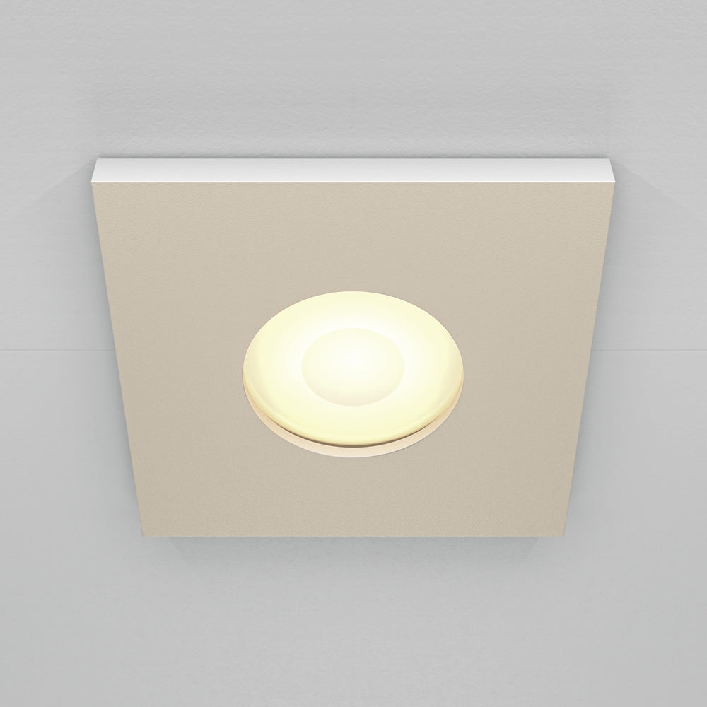 Variante beige du spot carré, diffuseur central allumé, montage au plafond