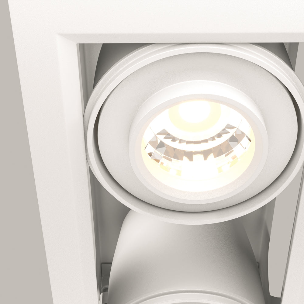 Détail serré de l'optique et du réflecteur du spot orientable allumé