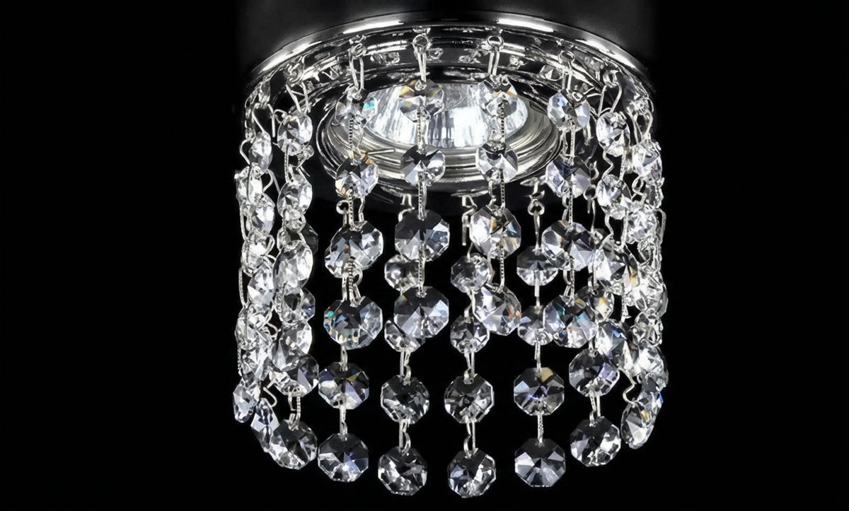 Même spot en finition chromée, gouttes de cristal facetté suspendues sur fond noir