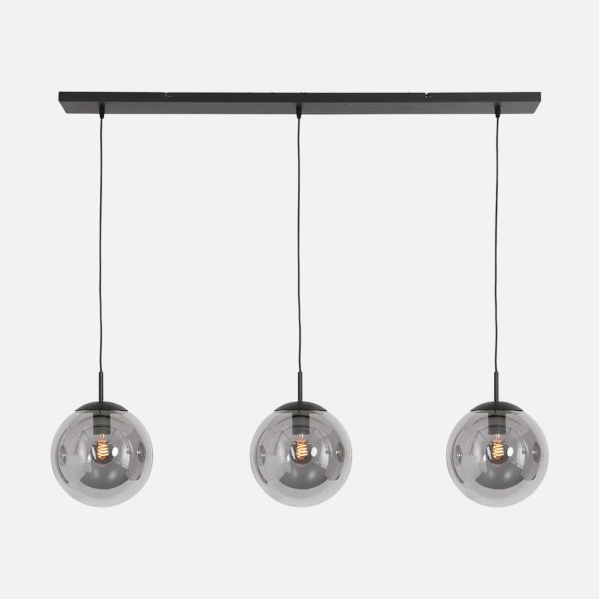 Vue de face de la suspension noire à trois globes en verre fumé alignés.