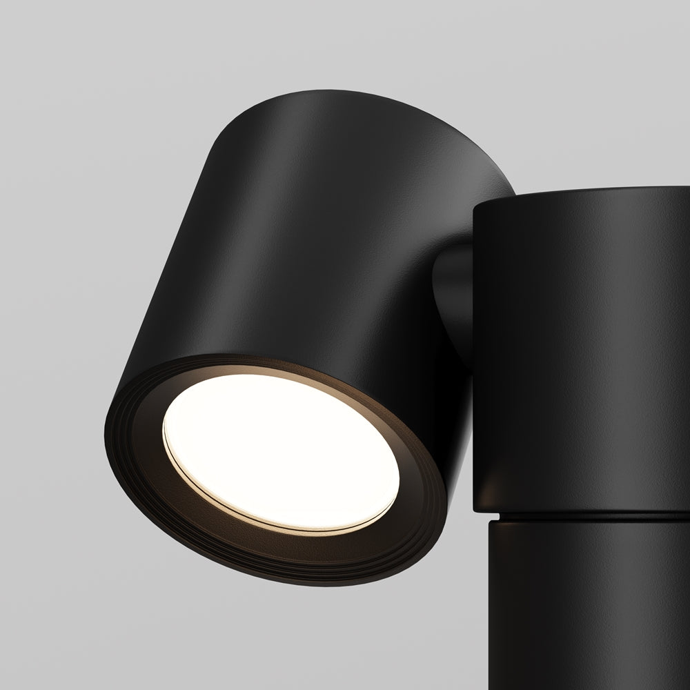 Gros plan sur la tête cylindrique noire et sa lentille lumineuse allumée