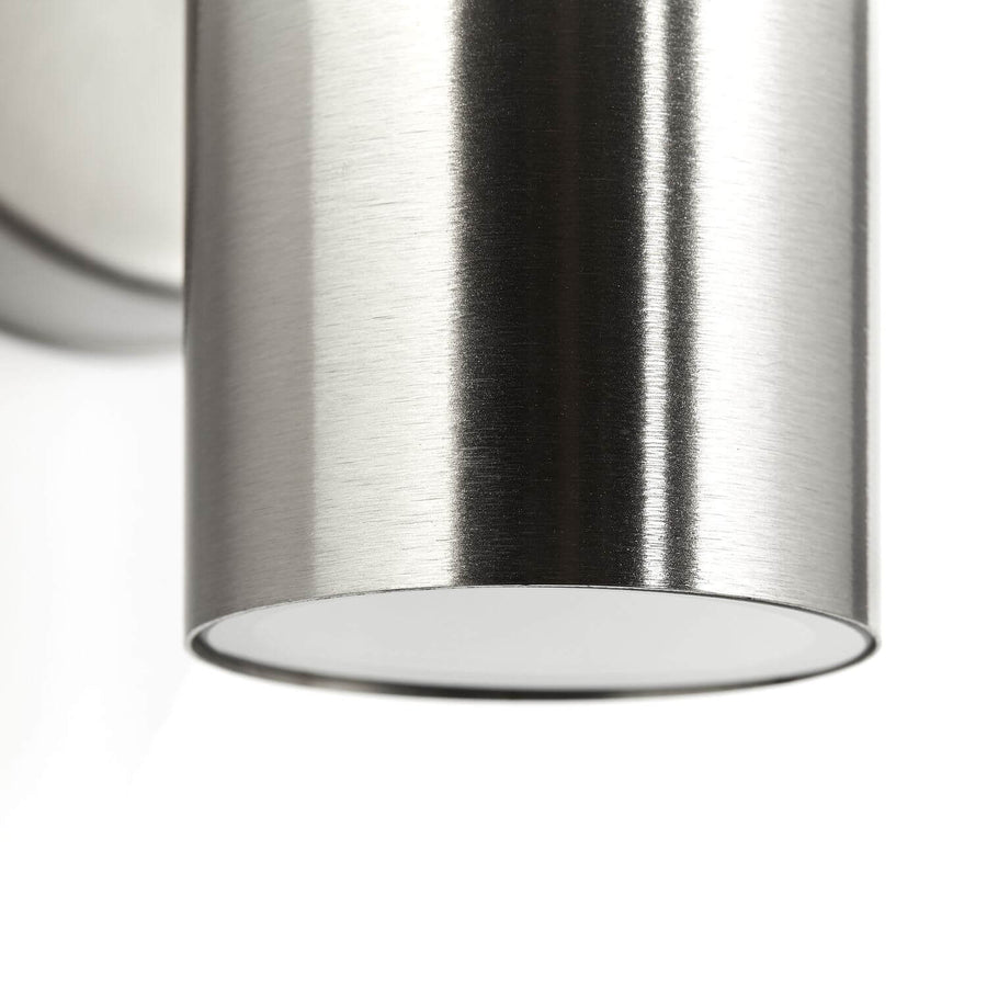 Détail de la finition en inox brossé et du diffuseur en verre blanc.