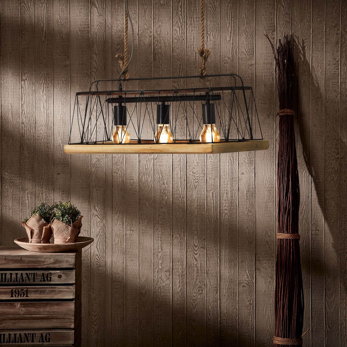 Mise en ambiance rustique devant un mur lambrissé en bois, luminaire allumé