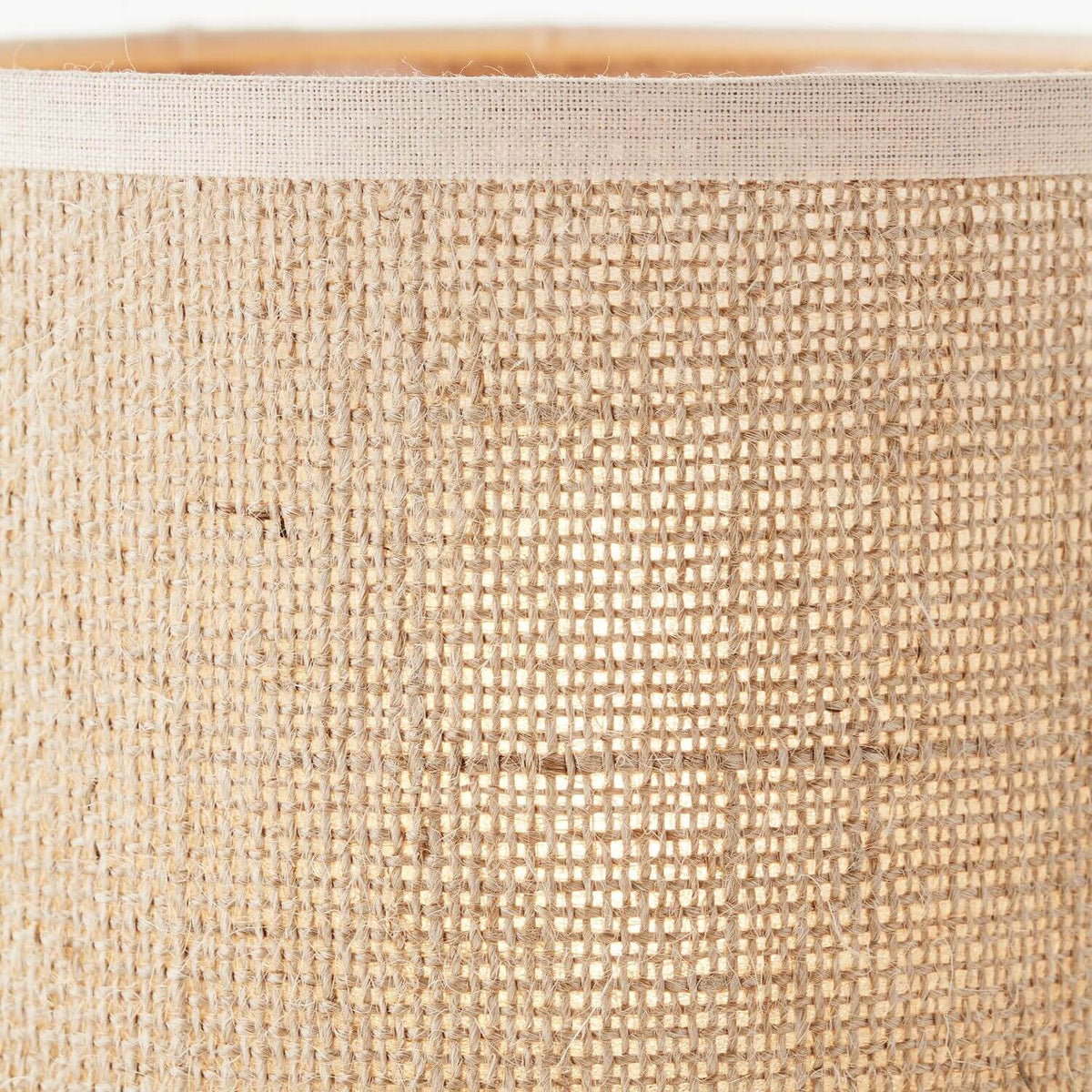 Détail macro de la trame du tissu beige et du liseré clair de finition